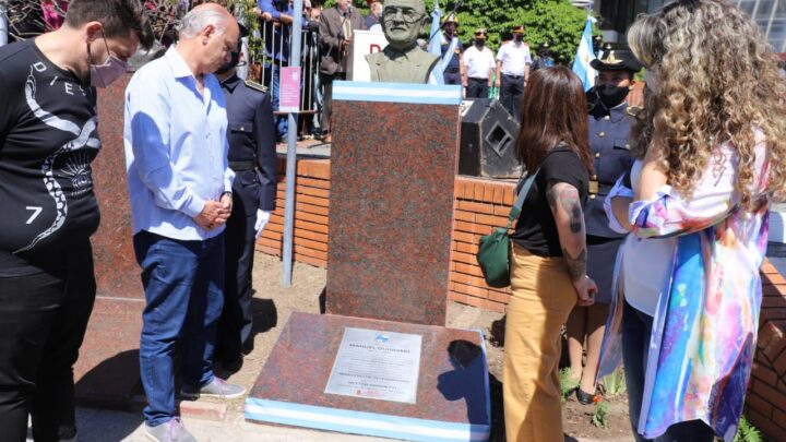 GRINDETTI INAUGURÓ UN BUSTO EN HOMENAJE A MANUEL QUINDIMIL EN LOS JARDINES DEL MUNICIPIO