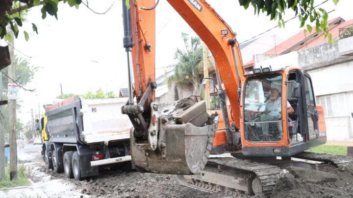 LANÚS: AVANZA UN NUEVO FRENTE DE OBRA DE BACHEO EN CALLES DE GERLI