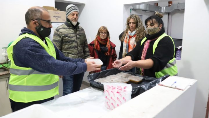 EN EL DÍA MÁS FRÍO DEL AÑO, DIEGO KRAVETZ SUPERVISÓ EL ARMADO DEL OPERATIVO “SOLIDARIO” PARA PERSONAS EN SITUACIÓN DE CALLE