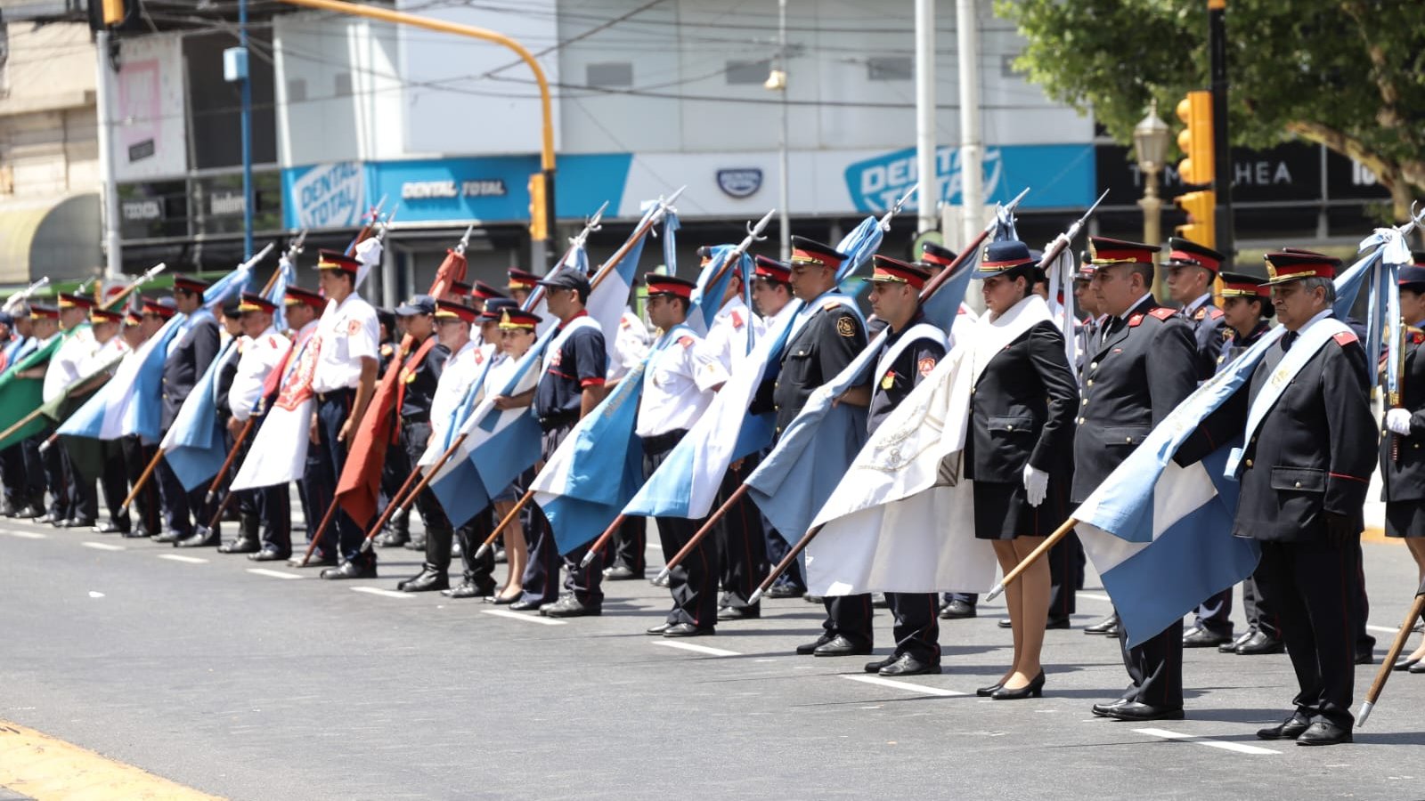 Avellaneda homenajeó a los Bomberos Voluntarios con un gran desfile popular