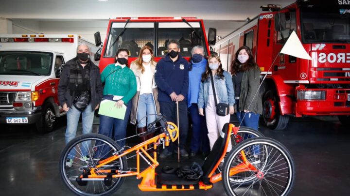 Magdalena Sierra le entregó una bicicleta adaptada a un bombero
