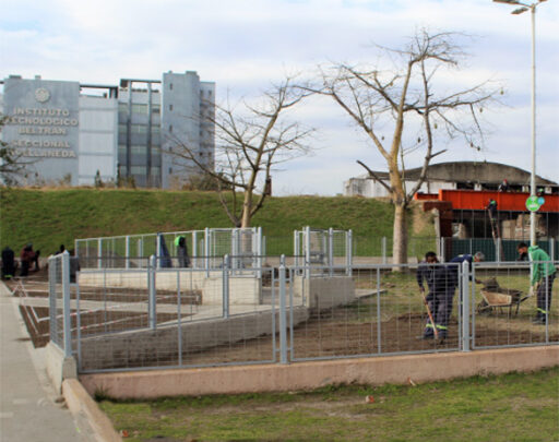 Nuevo espacio de juego para animales: Construyen canil en la Plaza Ucrania de Avellaneda
