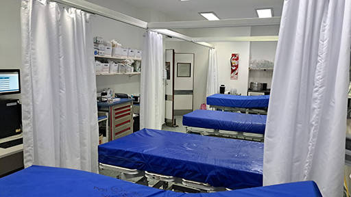 Hospital Fiorito: Instalación de cortinas sanitarias antibacterianas en el Servicio de Guardia